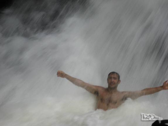 Delicioso banho de cachoeira na região de Pancas, nos Pontões Capixabas, noroeste do Espírito Santo (foto de Dez/2008)